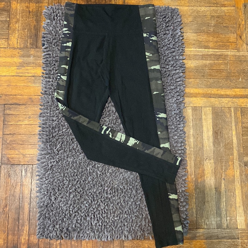 Victoria Sport Camo Leggings
